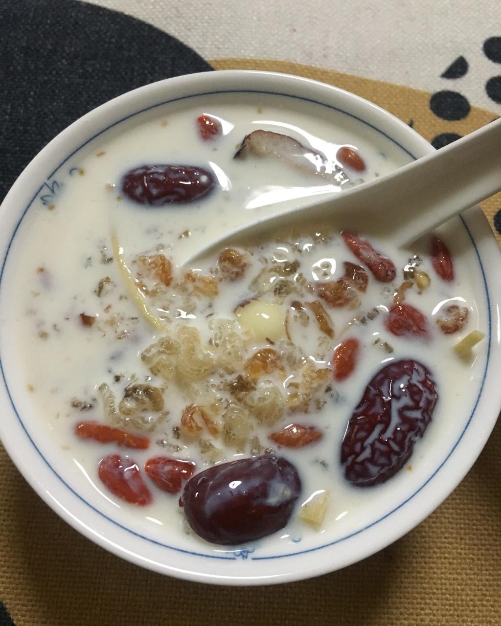 {何故居｝桃胶奶