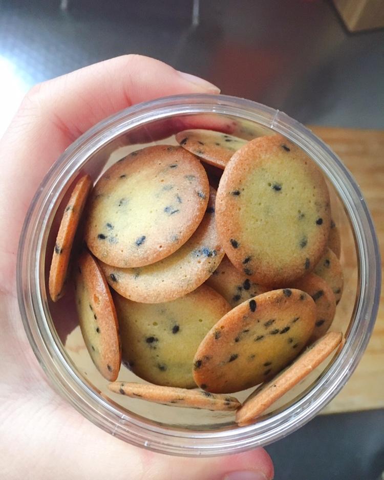 小时候的味道 — 芝麻鸡蛋薄脆饼干