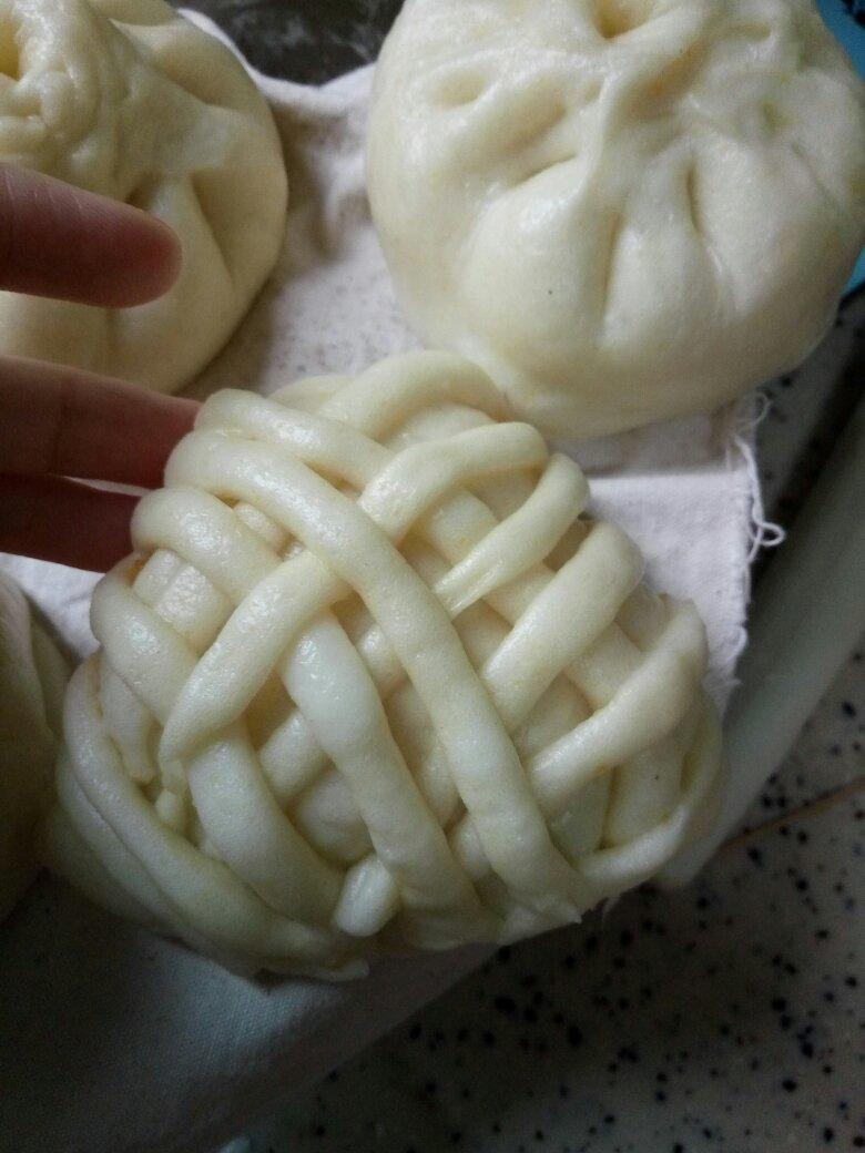 编出一个红薯馅的网纹包子