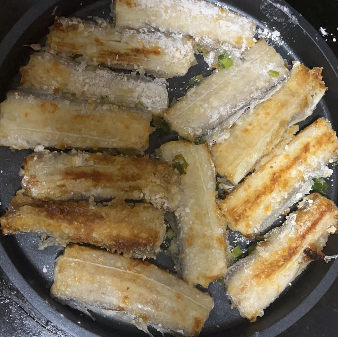 超简单的煎带鱼（刀鱼）