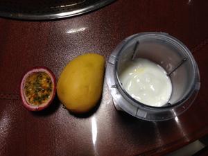 芒果百香果思暮雪 Mango Passionfruit Smoothies的做法 步骤1