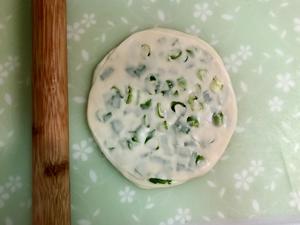 饺子皮葱油饼的做法 步骤8