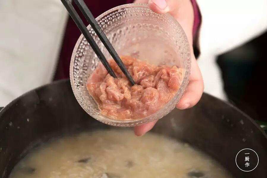 【一厨作】VOL15铸铁锅版皮蛋瘦肉粥的做法 步骤7