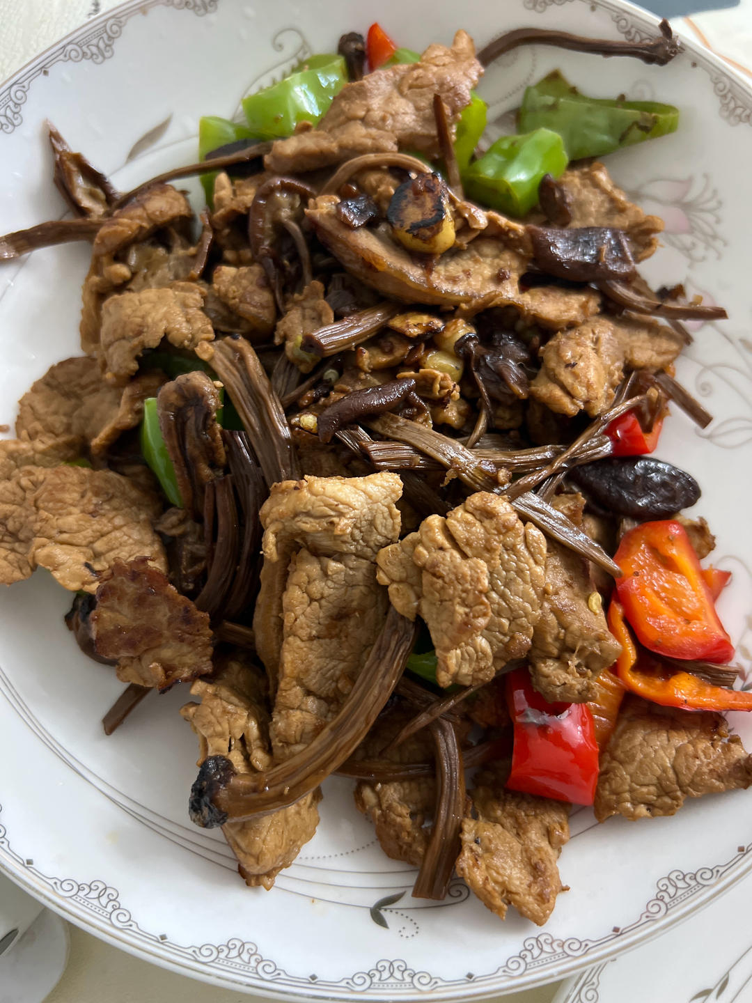 五花肉干锅茶树菇
