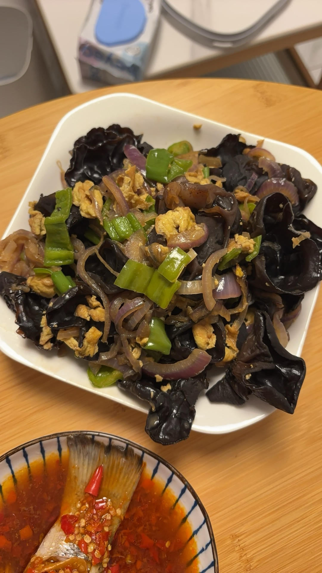 洋葱木耳青椒炒鸡蛋  简单又美味