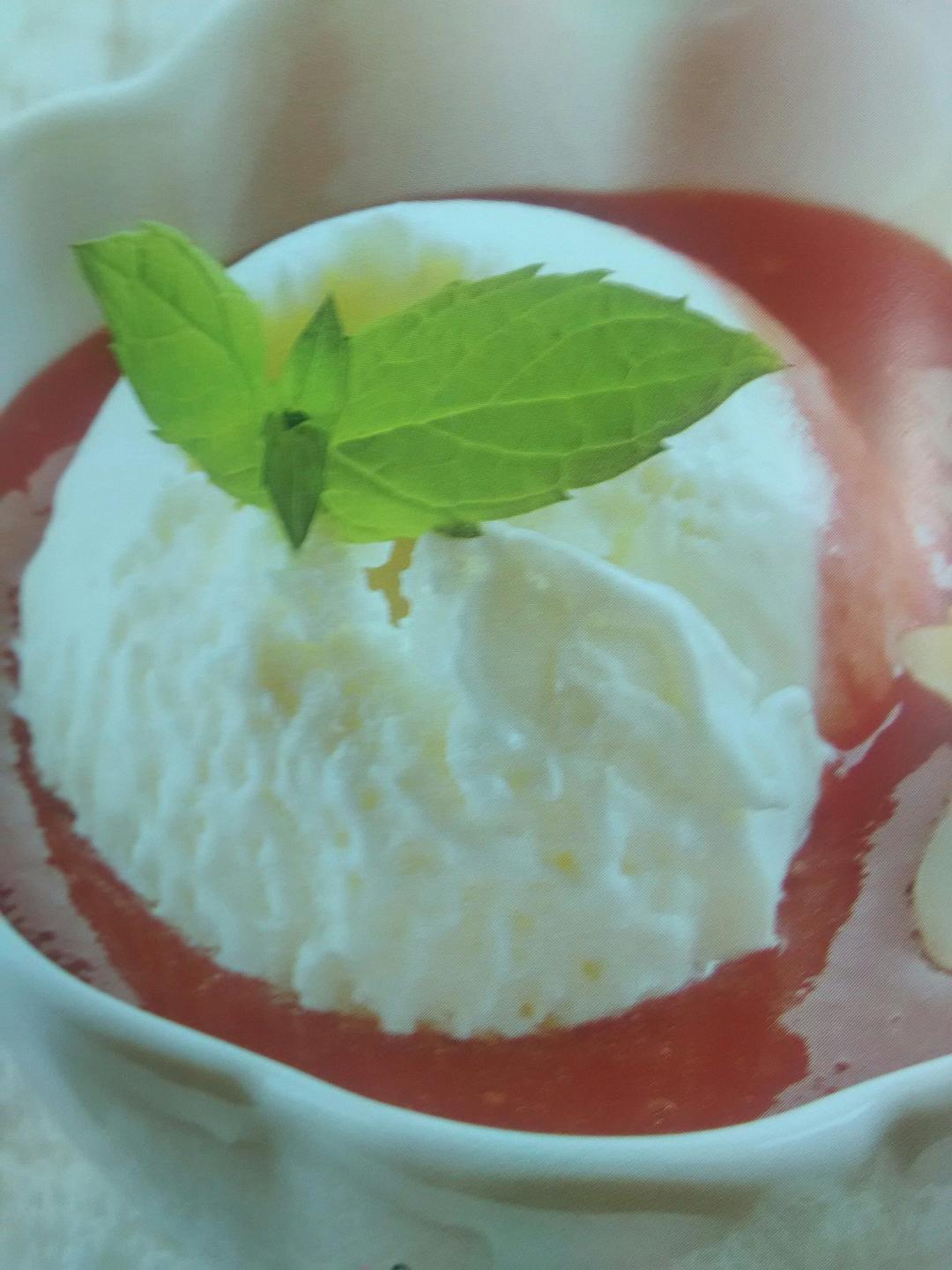 酸奶草莓酱冰淇淋的做法