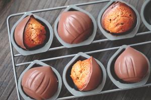 带皮栗子玛德琳（橙皮巧克力外壳+焦糖咖啡蛋糕体）的做法 步骤12