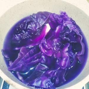 紫甘蓝水晶蒸饺---一早就有好心情，美映入眼帘的做法 步骤2