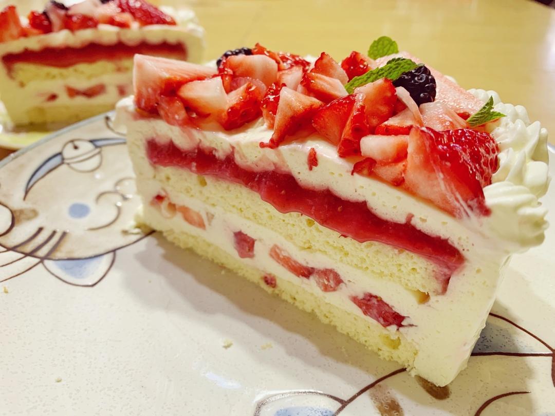 小星星是羊咩咩做的草莓流心生乳酪慕斯蛋糕