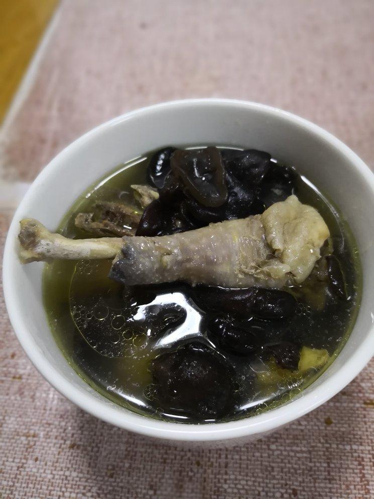 一天二天三天做的黑木耳炖鸡汤