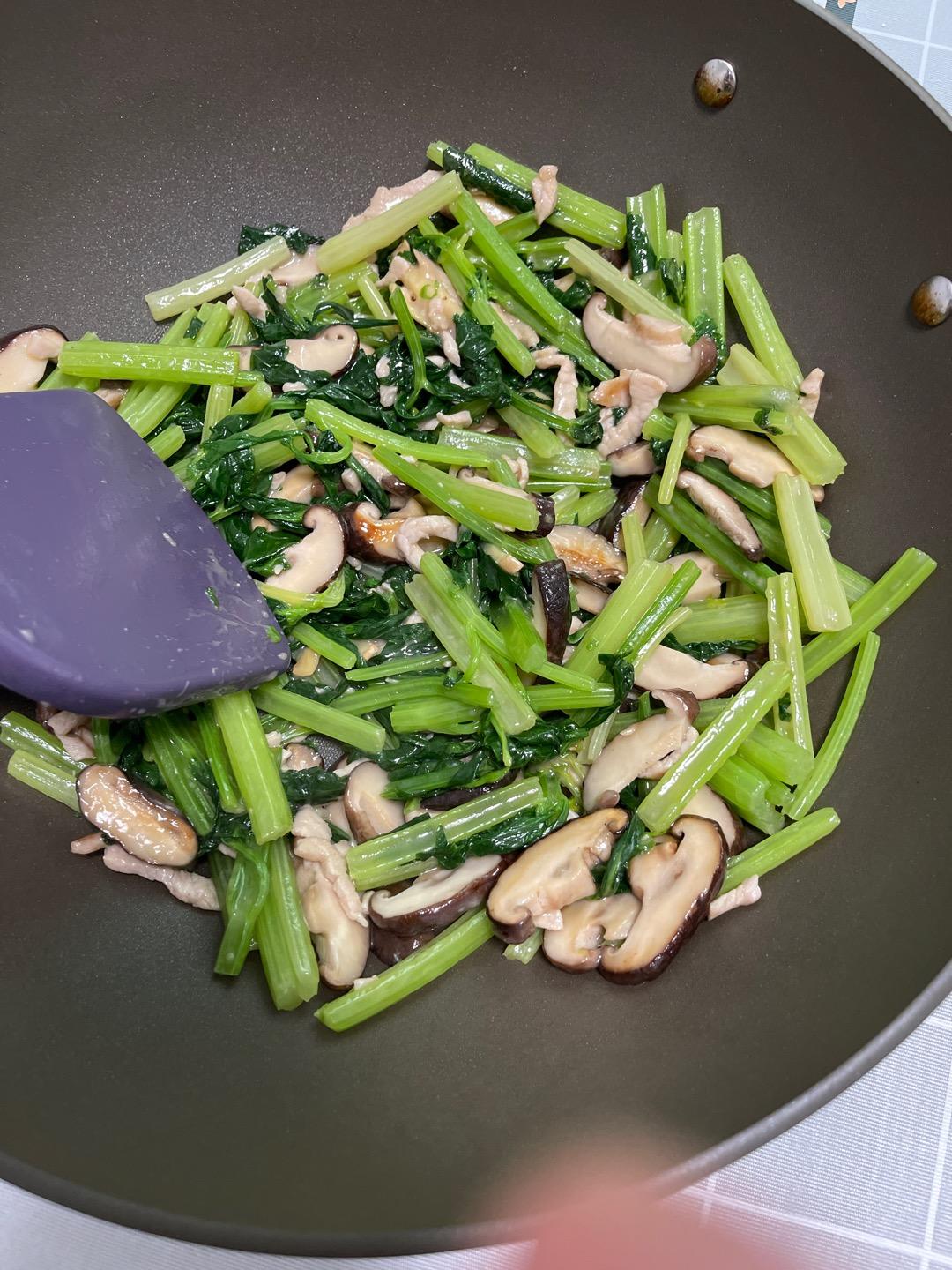 一人食 芹菜肉丝香菇烩饭