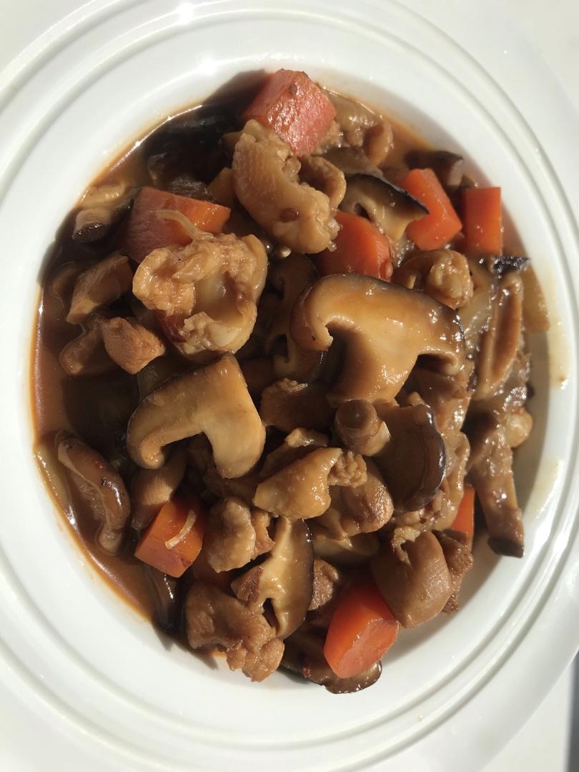 冬菇滑鸡煲：鸡肉烧得鲜嫩爽滑，这方法管用！