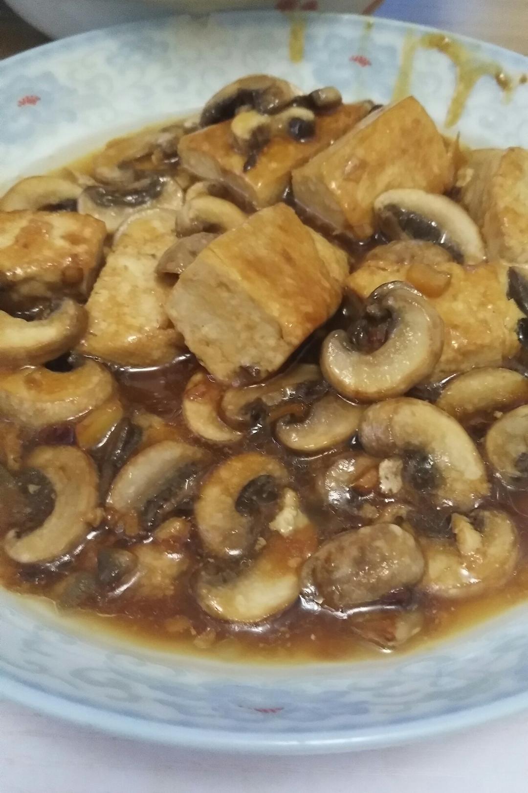 连小猪做的口蘑炒豆腐