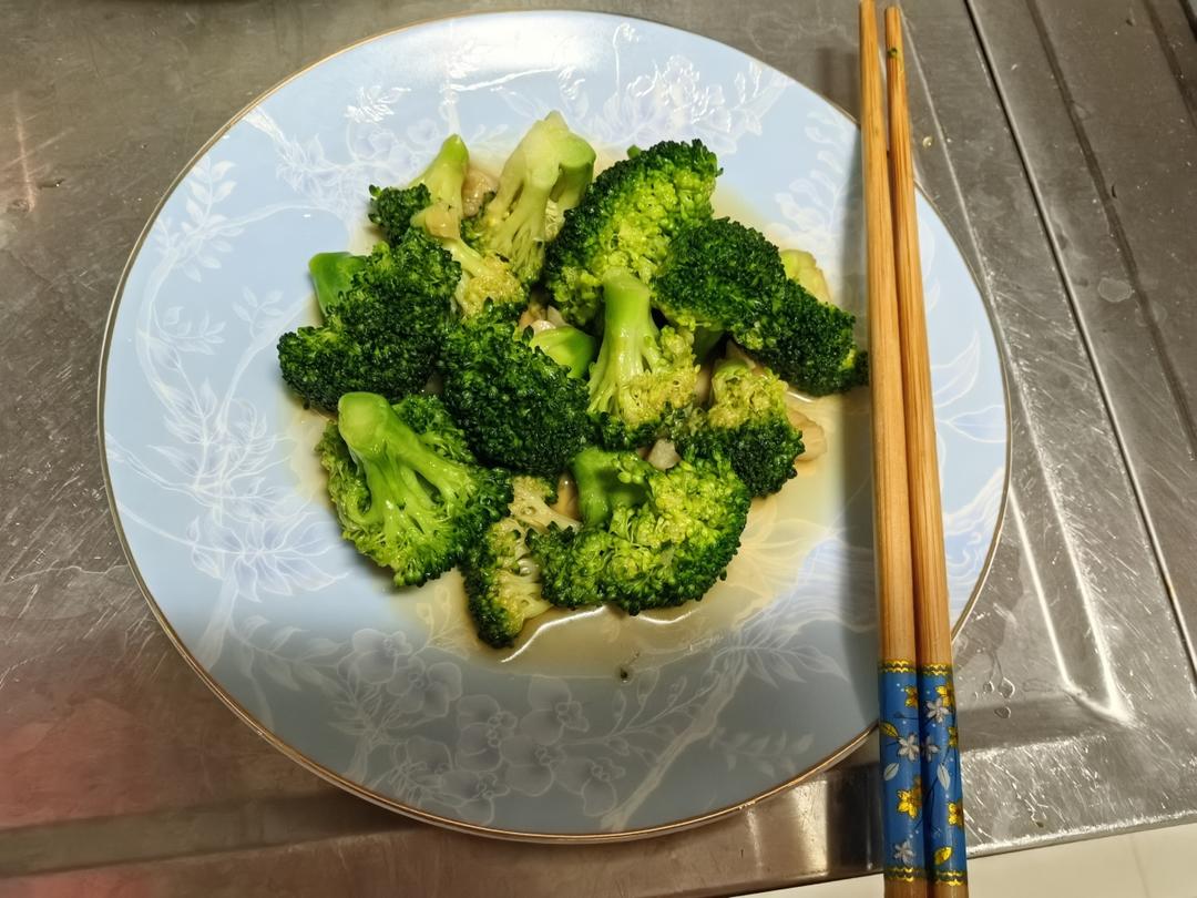 好吃到爆的耗油蒜蓉西兰花(从不修图，喜欢请关注)