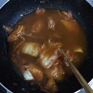 简单好吃的辣白菜锅的做法 步骤2