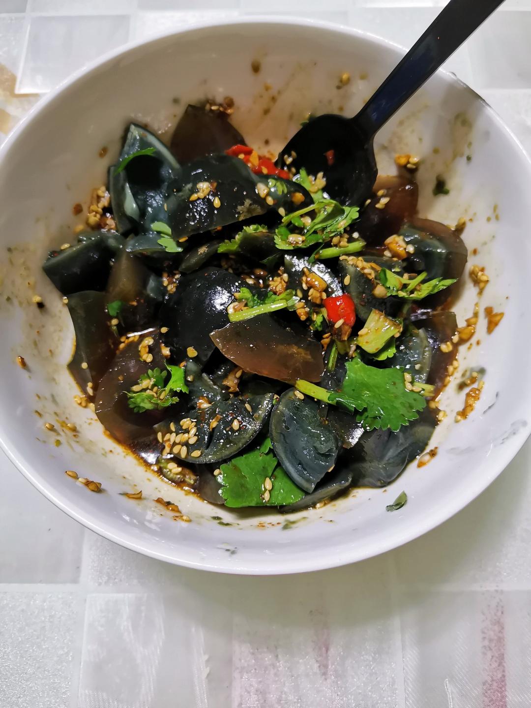 ㊙️香菜拌皮蛋，太香太开胃啦！