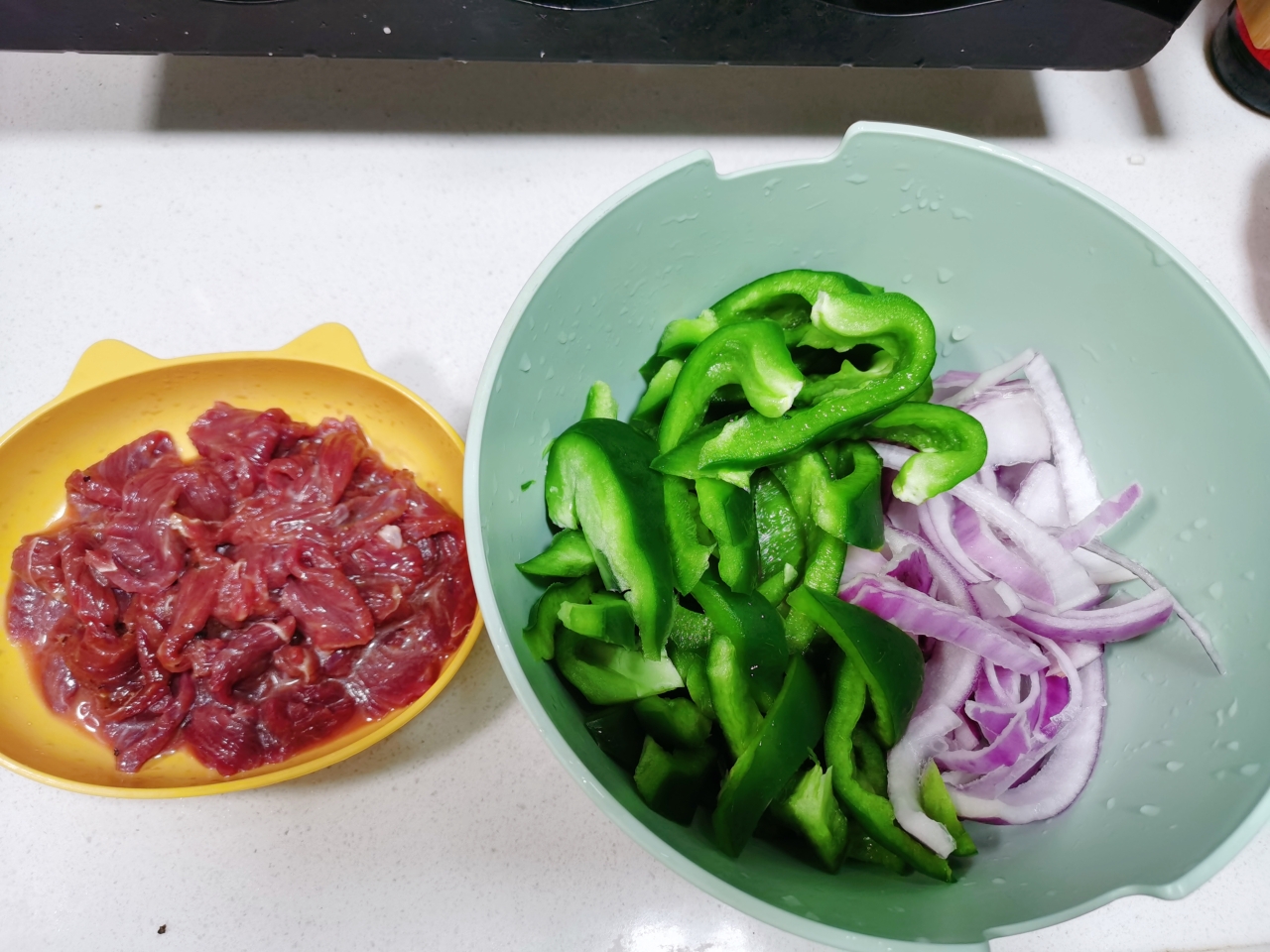 每日一道家常菜-洋葱青椒炒嫩牛肉的做法 步骤1
