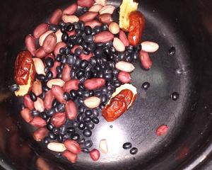 红枣花生黑豆浆的做法 步骤1