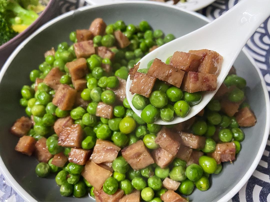午餐肉炒豌豆（把春天吃进肚子里）的做法