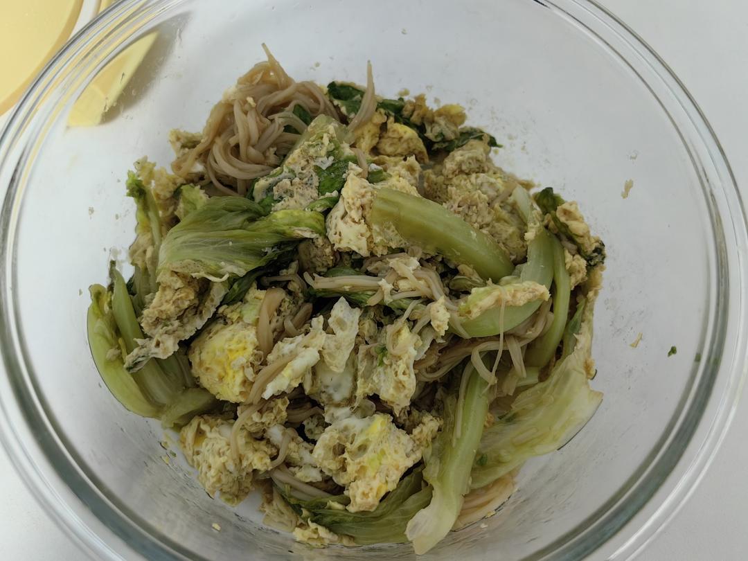 「微波炉快手菜」简简单单又有营养的鸡蛋生菜金针菇的做法