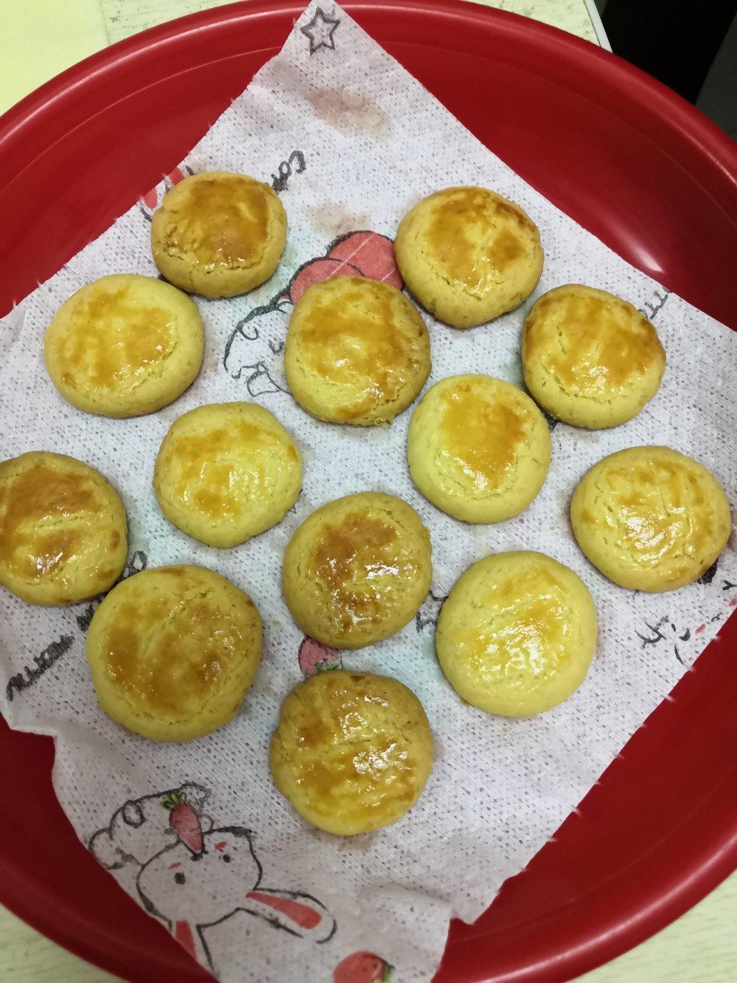 只要有鸡蛋就能做的小奶酥，香酥可口，烘焙小白入门级甜品，很合适给宝宝当辅食小零食哦！