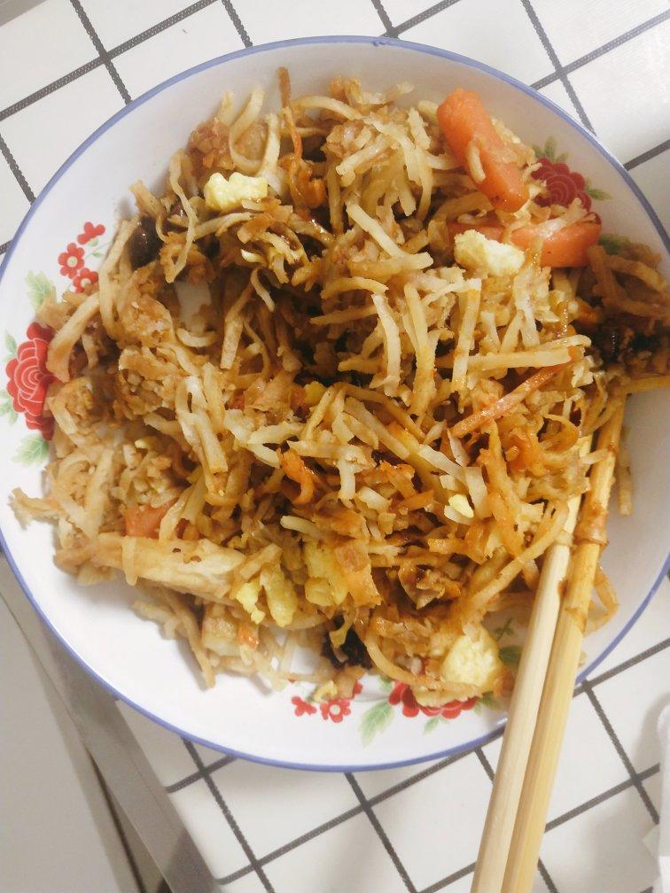 胡萝卜土豆青椒肉炒饼