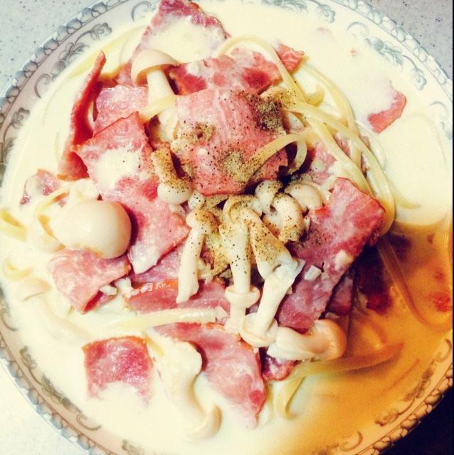 白蘑菇奶油培根意面