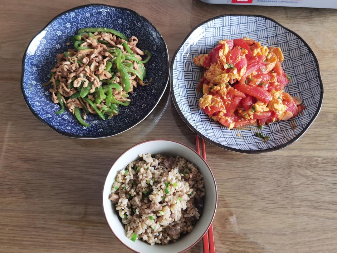 经典的家常菜，青椒炒肉丝，简单的食材也能做出如此美味