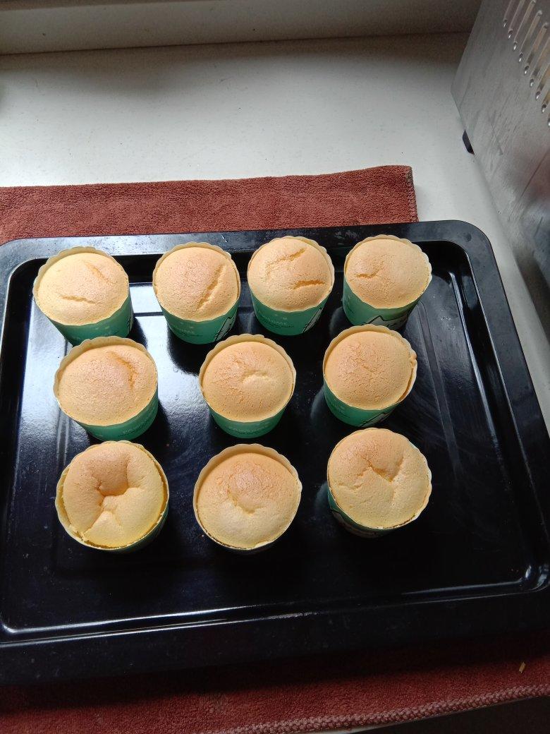 戚风杯子蛋糕^_^不开裂不回缩喔～