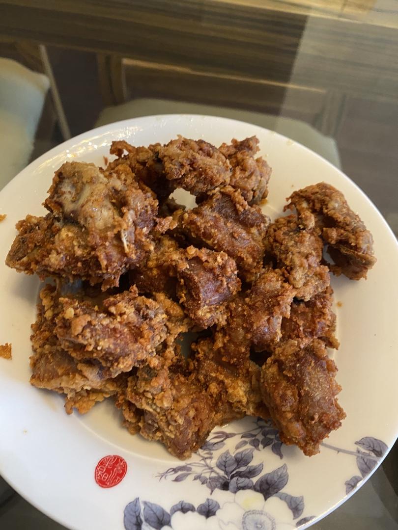 我家排骨从不红烧，加一些大蒜，出锅香喷喷，孩子吃完舔手指