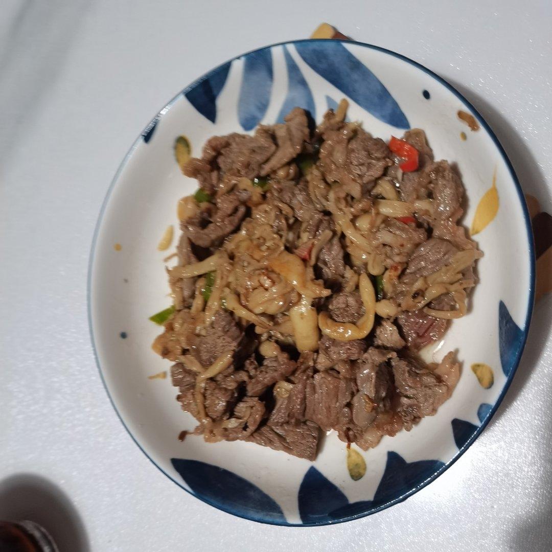 粤式茶树菇干锅牛五花