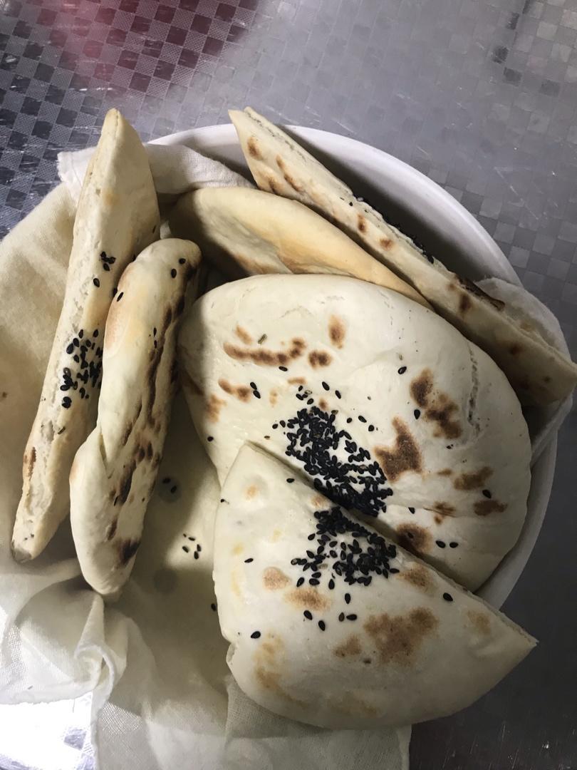 水盆羊肉的绝配 古老的月牙饼