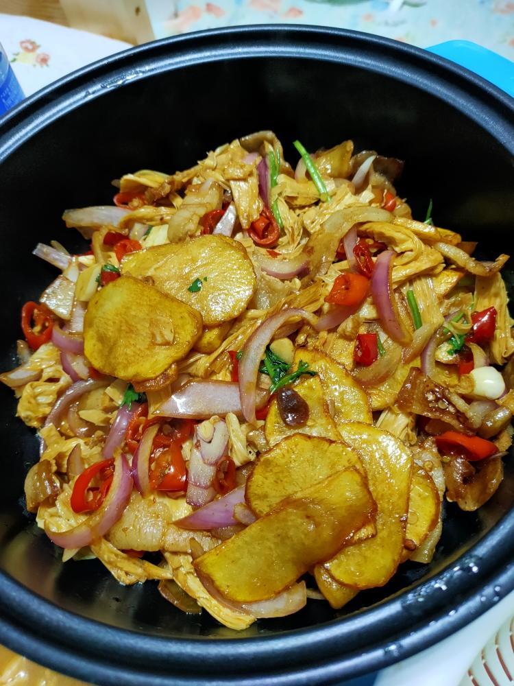 干锅腐竹土豆片五花肉