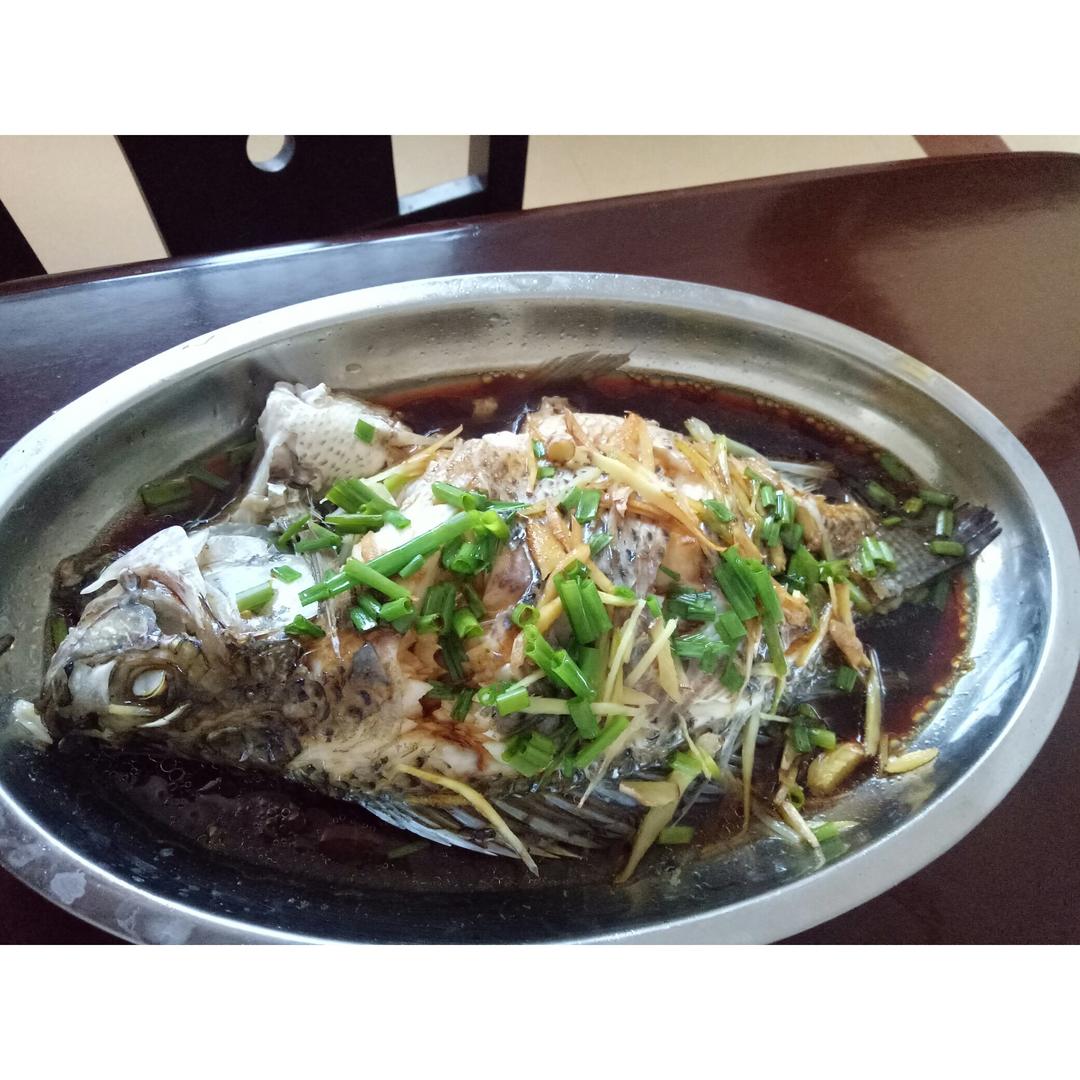 清蒸鲫鱼灌肉-附切红椒丝步骤