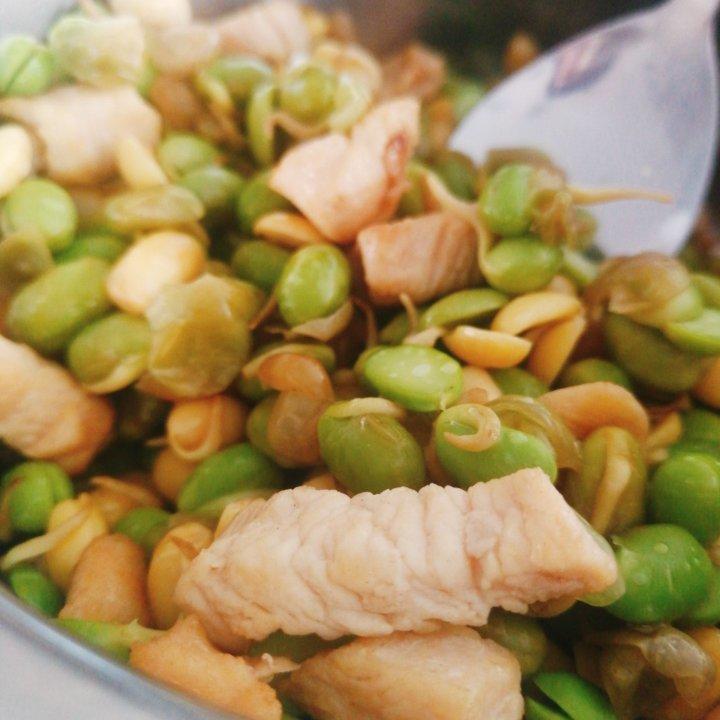 黄豆绿豆胡萝卜火腿肠炒肉