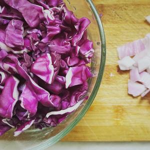 紫甘蓝洋葱和风沙拉的做法 步骤1