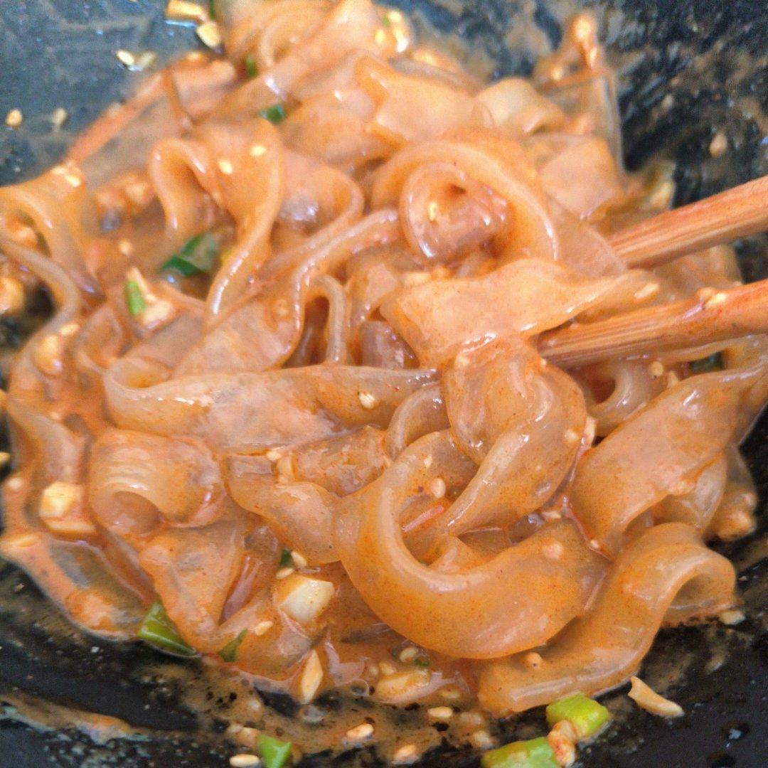 秒杀小夜市的麻酱流汁宽粉