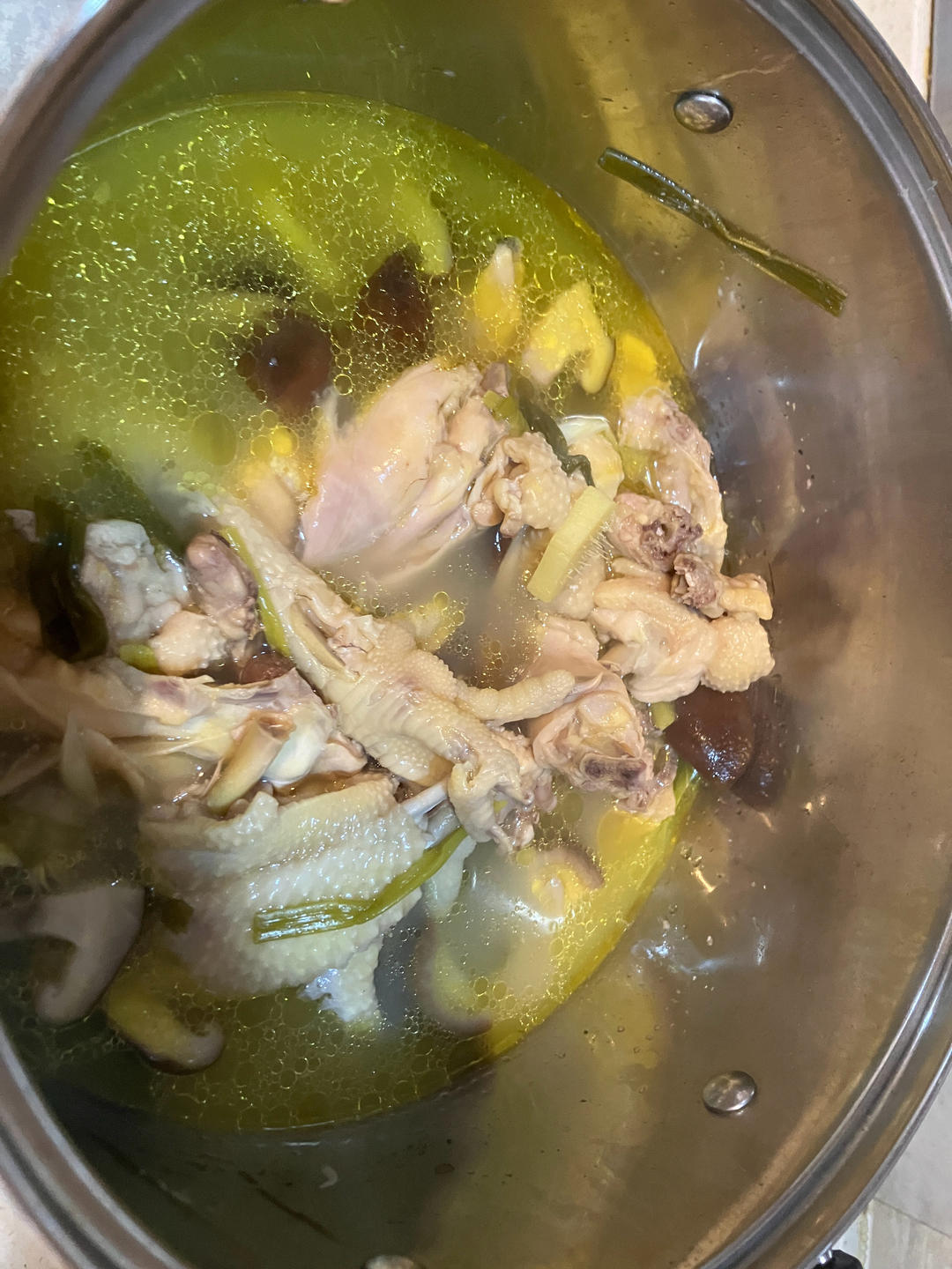 奶奶教的鲜香肥美香菇炖鸡汤