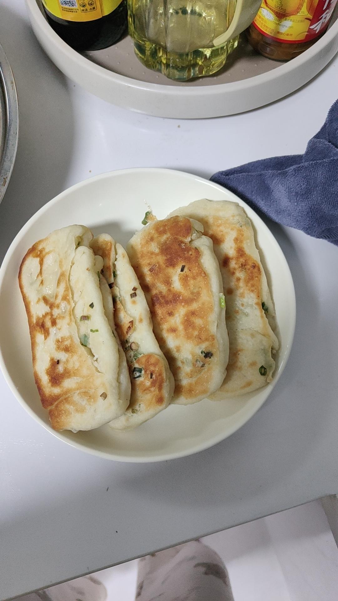 五香葱花饼    葱香四溢   咸香适口   太有食欲了 附细节视频