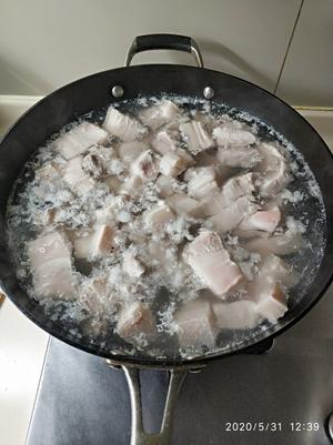 高压锅做懒人炒糖色红烧肉的做法 步骤2