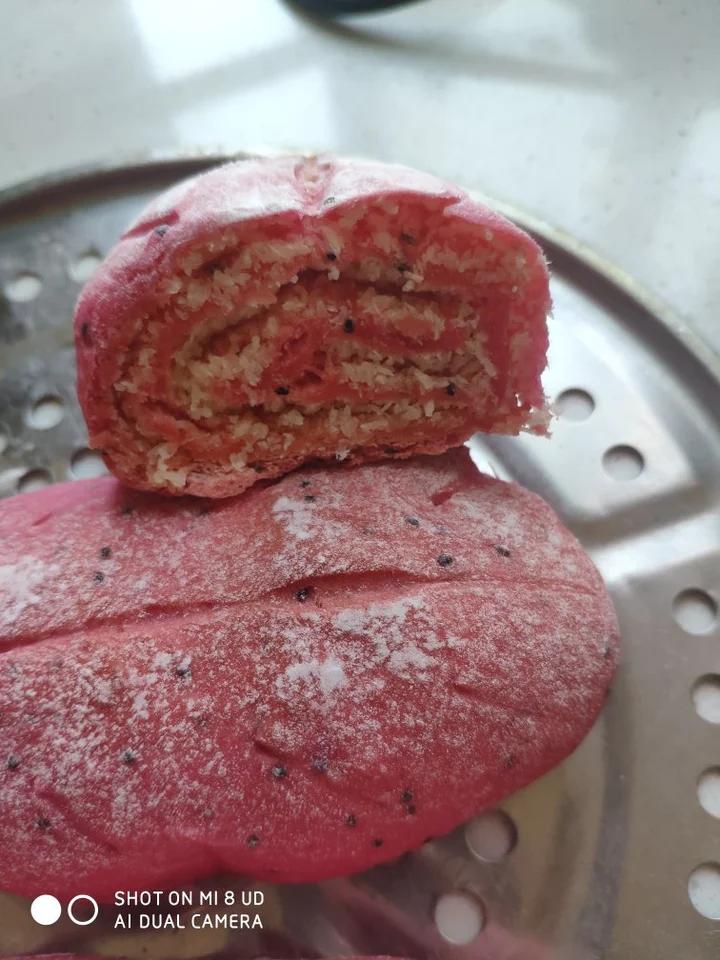 火龙果椰蓉面包卷