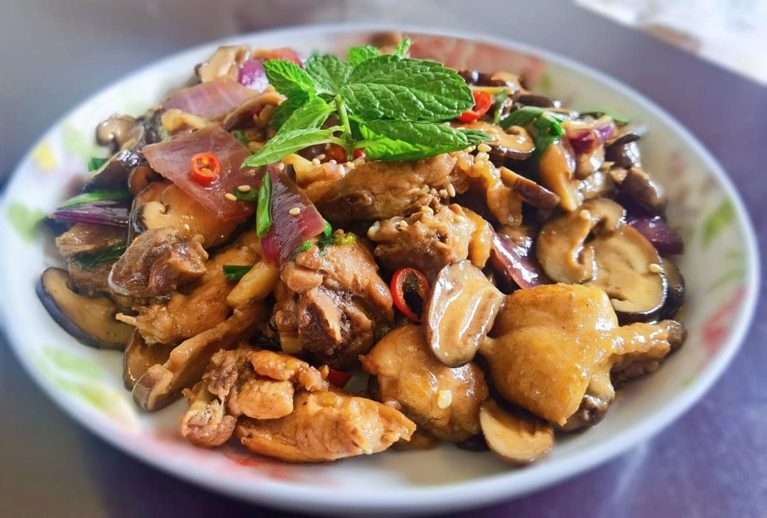 一鸡两吃的广东鸡煲