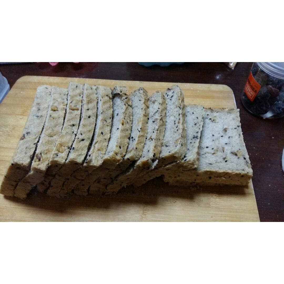 全麦黑芝麻核桃吐司