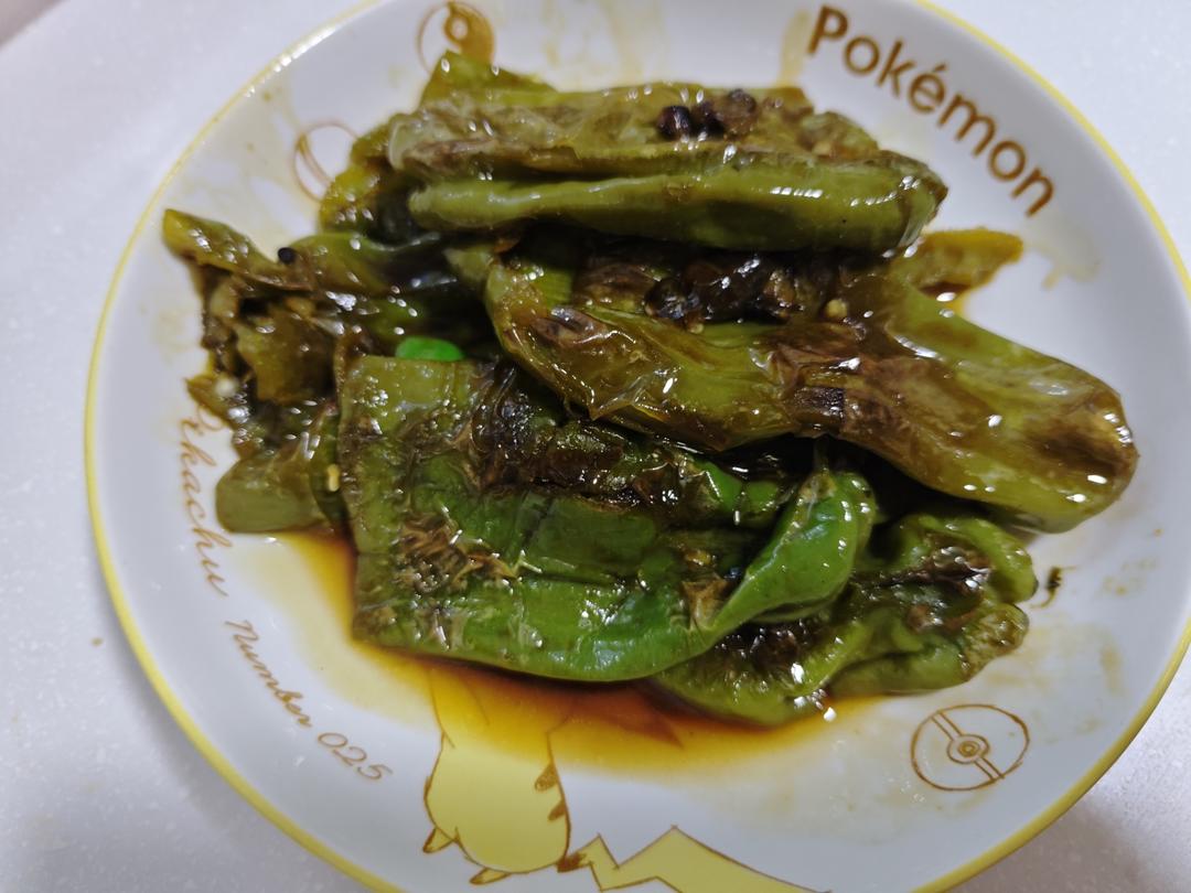 百吃不厌的糖醋虎皮青椒，有丰富的维C、膳食纤维，多吃益善