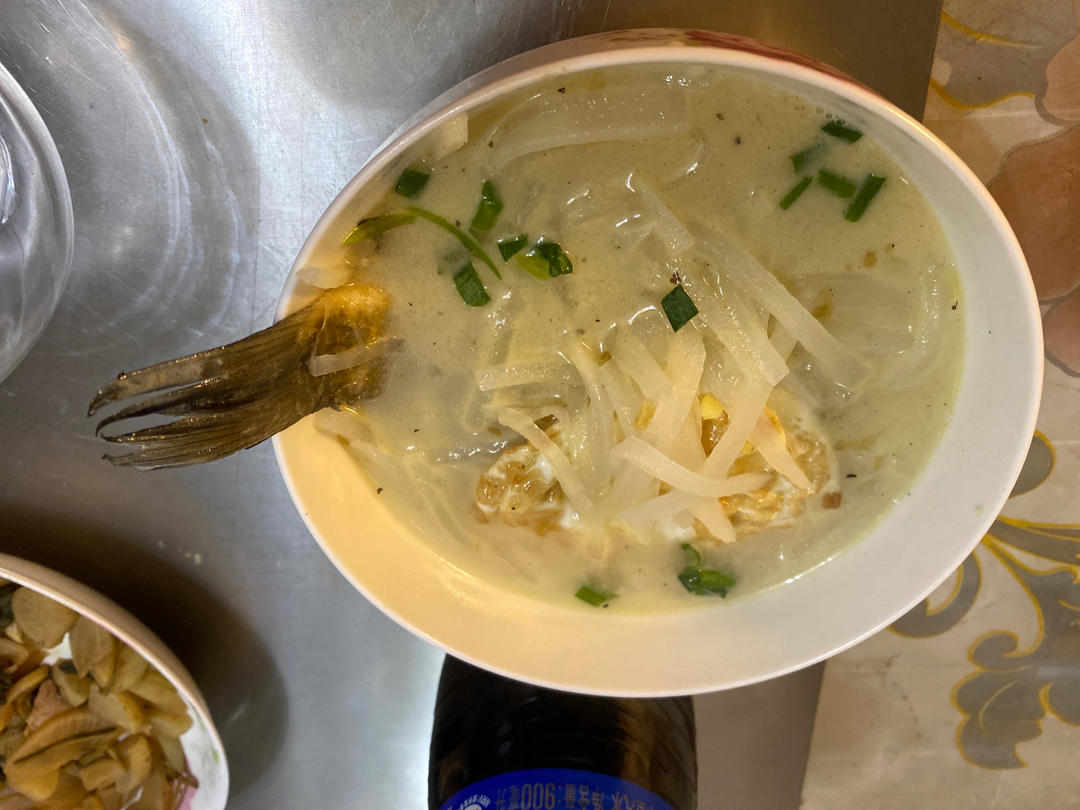 白萝卜丝鲫鱼汤