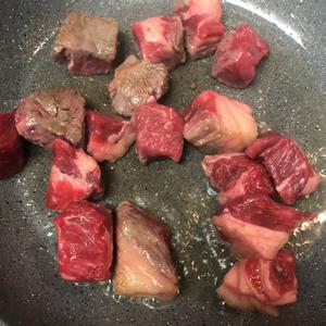 黑蒜子牛肉粒的做法 步骤4