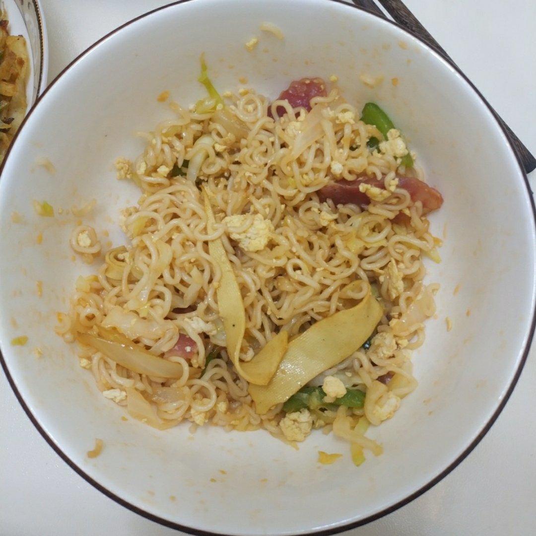 路边摊风味炒方便面