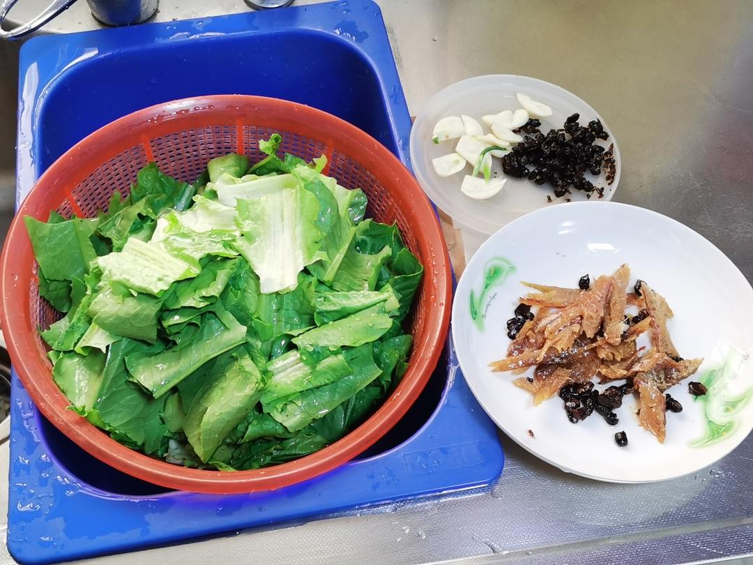 豆豉鲮鱼炒油麦菜的做法 步骤4