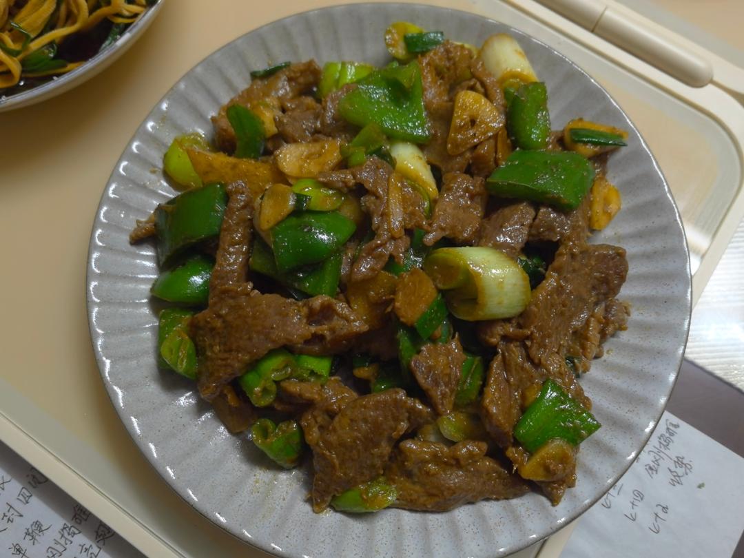 厨师长教你：“葱爆牛肉”的家常做法，葱香味浓郁先收藏起来
