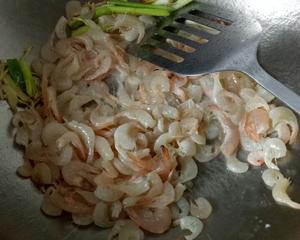 白米虾炒蚕豆的做法 步骤5